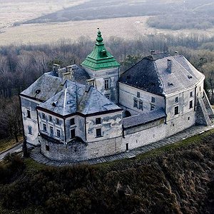 Панорамний вид на Олеський замок, що велично височіє на пагорбі та переносить у світ середньовіччя