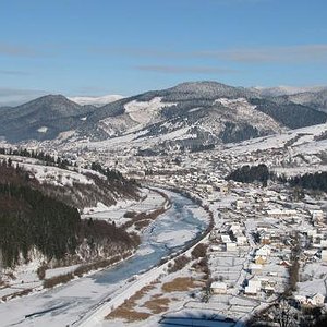 Зимова панорама Міжгір’я серед засніжених Карпат