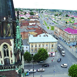 Ексклюзивний вид зблизька на шпиль храму святих Ольги і Єлизавети та міські вулиці згори