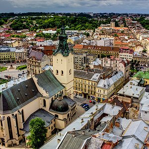 Панорама старовинних кварталів Львова з висоти та вежа центрального храму католиків - Латинського Кафедрального собору