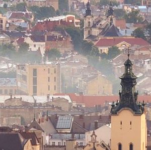 Панорама історичного центру Львова з міськими вежами