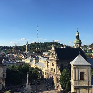 Краєвид на Бернардинський монастир та Високий Замок, відкритий під час екскурсії львівськими дахами