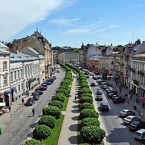 Зелена прогулянкова алея проспекту Свободи, обрамлена вишуканою сецесійною забудовою