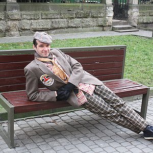 Костюмований персонаж на лавці у Львові