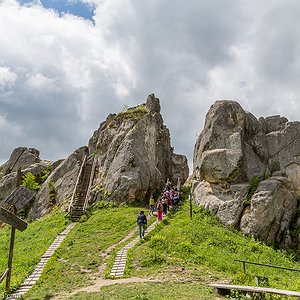 Туристи підіймаються дерев'яними сходами до вершин скель Тустані, де в ХІ–ХІІІ століттях розташовувався град і митниця
