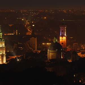 Вежа Корнякта та купол Домініканського собору, що виразно виділяються на тлі нічного неба