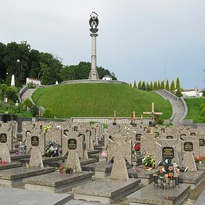 Цвинтар оборонців Львова (Меморіал львівських орлят) із монументальною колоною та симетричними рядами хрестів