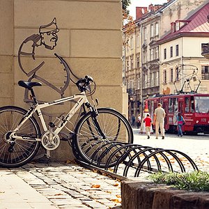 Велосипед і львівський трамвай у центрі міста