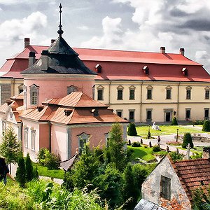 Неповторна архітектура Золочівського замку з унікальним Китайським палацом на передньому плані