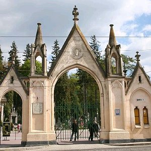 Головна брама Личаківського некрополя, однієї з найстаріших дільниць міста