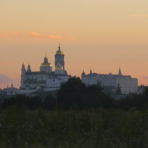 Панорама Свято-Успенської Почаївської лаври на заході сонця