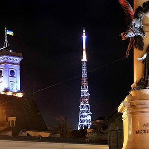 Підсвічена вежа міської Ратуші та пам'ятник Адаму Міцкевичу — невіддільні атрибути вечірнього центру Львова