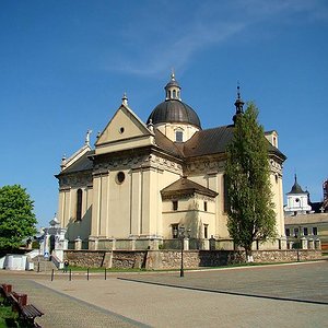 Величний католицький собор-усипальниця Святого Лаврентія, де спочивають представники могутніх середньовічних родів
