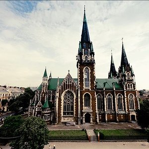 Неоготичний храм святих Ольги і Єлизавети, який можна побачити з вікна автобуса під час мандрівки
