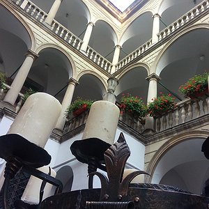 Італійський дворик у Львові з арками, колонами та квітами
