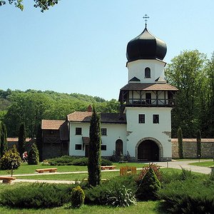 Вхідна брама та мури Крехівського монастиря, який свого часу відвідували видатні українські гетьмани