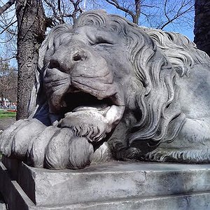 Скульптура Сплячого лева біля Порохової вежі у Львові