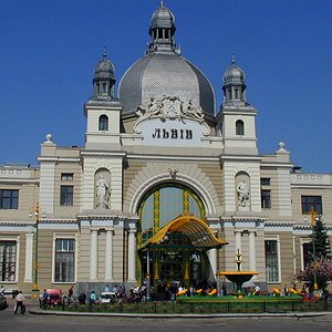 Будівля Головного залізничного вокзалу на маршруті автобусної екскурсії Львовом
