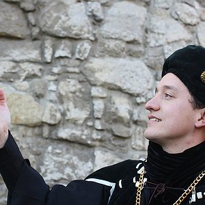Акторка в історичному костюмі під час екскурсії Львовом