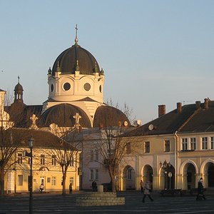 Історична забудова та старовинні, вимощені бруківкою тротуари Вічевої площі колишнього королівського міста