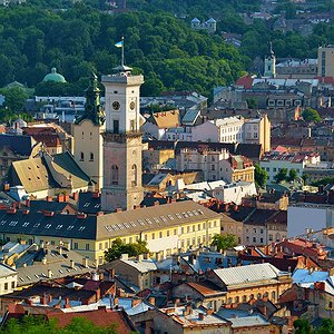 Захоплююча панорама центральної частини міста та Вежі Ратуші з висоти пташиного польоту