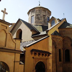 Характерний кам'яний купол та зовнішня архітектура старовинного Вірменського кафедрального собору