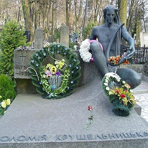 Скульптура міфічного Орфея з лірою на могилі всесвітньо відомої оперної співачки Соломії Крушельницької