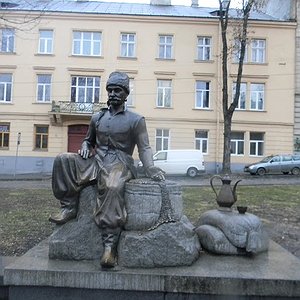 Пам'ятник Юрію Кульчицькому - українцю, який навчив Європу пити каву, з мішками кавових зерен та джезвою