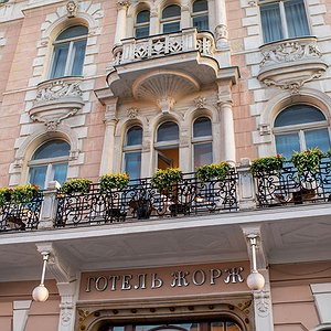 Фасад історичного готелю Жорж у центрі Львова