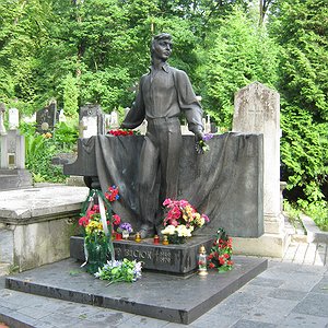 Пам'ятник українському композитору Володимиру Івасюку у вигляді бронзової постаті біля рояля