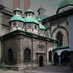 Каплиця Трьох Святителів із зеленими куполами - перлина архітектури православного ансамблю Успенської церкви
