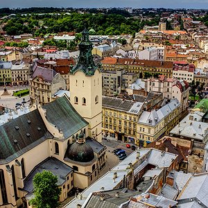 Вежа Латинського Кафедрального собору на тлі масштабної панорами історичного центру Львова