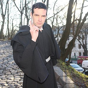 Актор у історичному образі під час екскурсії старим Львовом