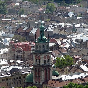 Захоплююча панорама міста, що відкривається з нижнього майданчику гори Високий Замок