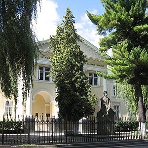 Будівля Оссолінеуму з класичною колонадою - визначний інтелектуальний та науковий центр давнього Львова