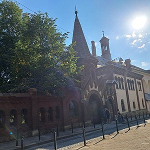 Неороманська брама храму Матері Божої Неустанної Помочі у Львові