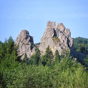 Величні кам'яні масиви фортеці Тустань, що височіють посеред зелених лісів Карпатських Бескидів