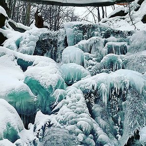 Замерзлий водоспад Шипіт у Пилипці взимку