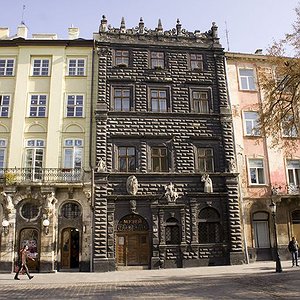 Фасад знаменитої Чорної кам'яниці на площі Ринок