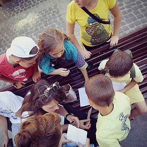 Діти виконують командні завдання під час квесту у Львові