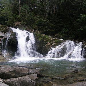 Мальовничий каскадний водоспад Кам'янка, який є частиною одноденного маршруту Карпатами