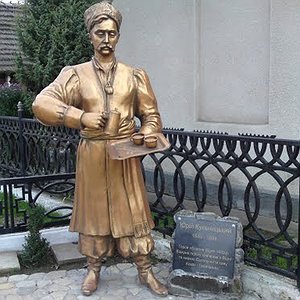 Пам’ятник Юрію Кульчицькому біля музею в селі Кульчиці