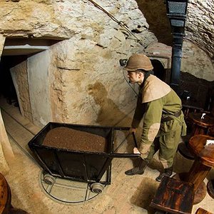 Атракція Кавова шахта з вагонеткою, де, за легендою, добувають справжню львівську каву у кав'ярні «Львівська копальня кави»