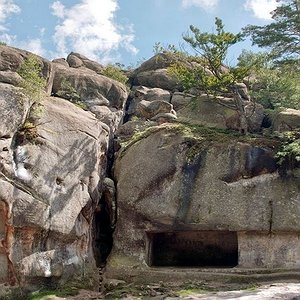 Масивні пісковикові Скелі Довбуша, сховані серед карпатського лісу, до яких передбачений трансфер під час туру
